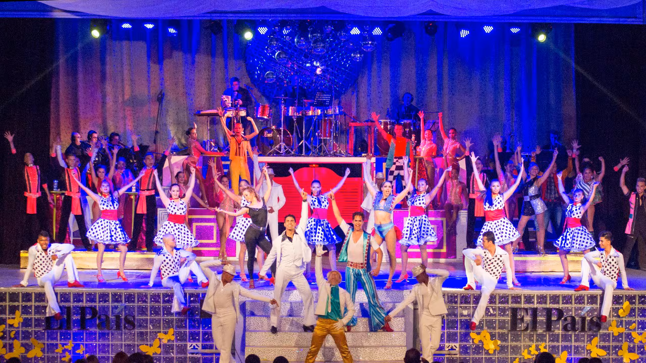 Delirio-style salsa show performance in Cali.