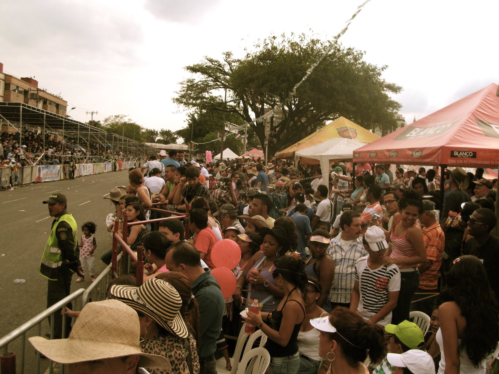 Una multitud reunida en la calle durante Feria de Cali.
