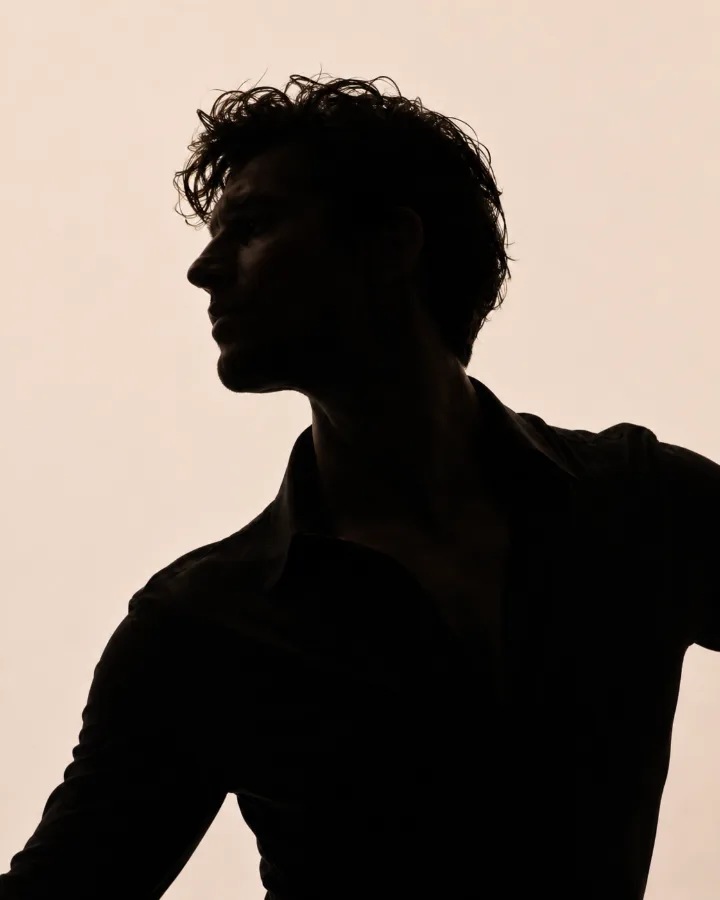 Silueta anónima de profesor de salsa.